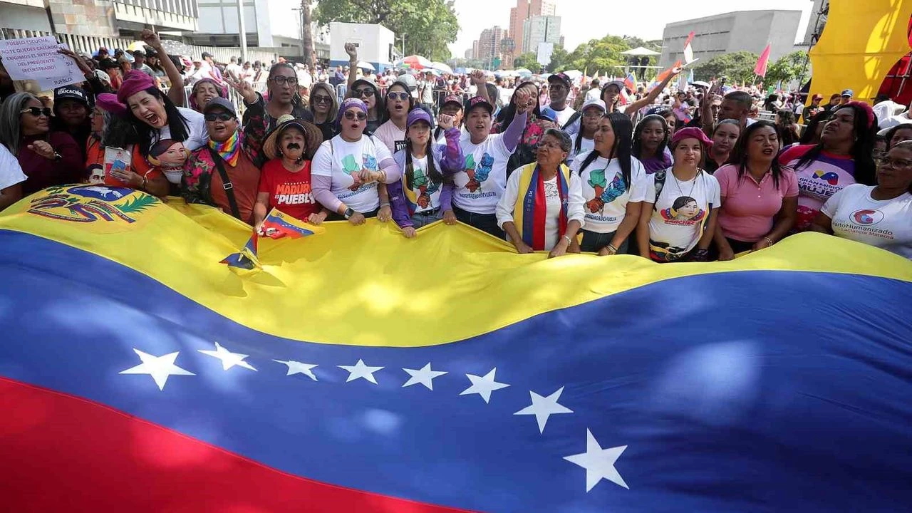Venezuela yedi günlük yas ilan etti: Halk sokaklara döküldü