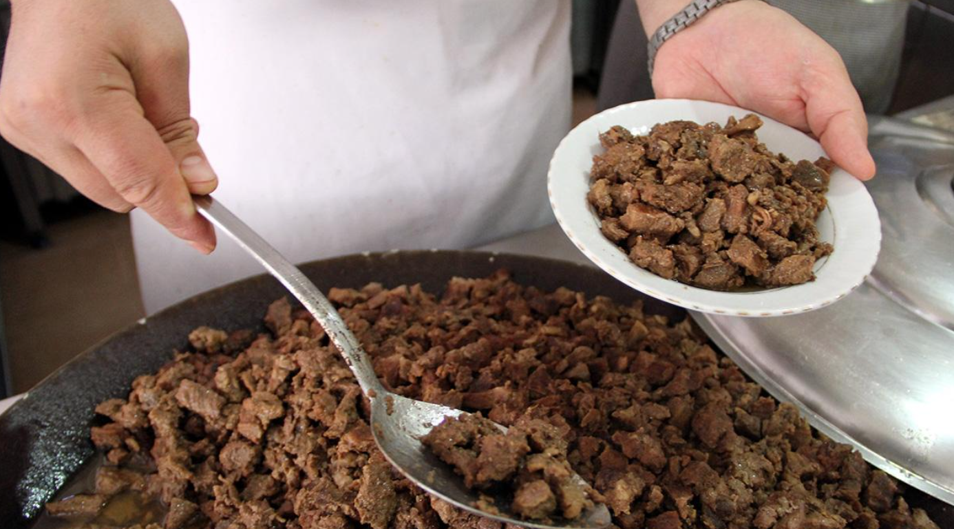 Pes dedirten olay: Babasının hayrı için 3 bin kişiye domuz eti yedirdi