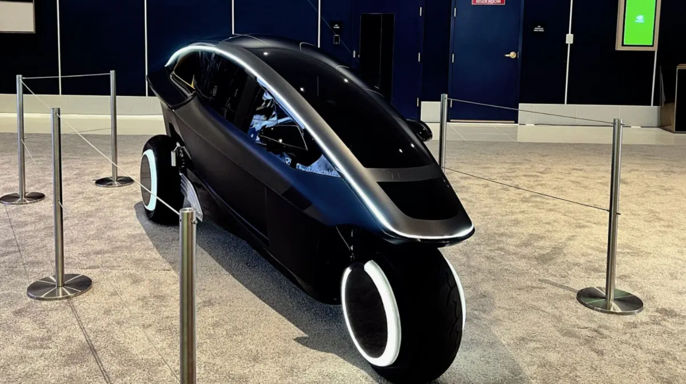 Üç tekerlekli TRINITY tüm gözleri üzerine çekti! Özellikleri neler?